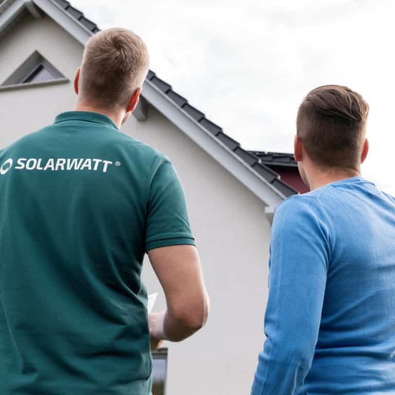 installateur en koper zonnepanelen solarwatt op dak